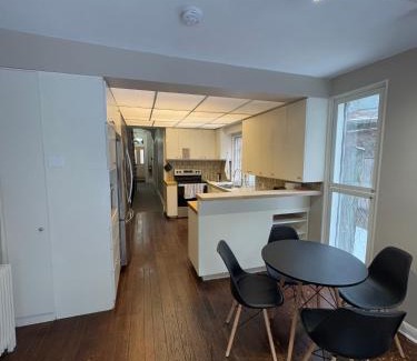 Upper Jarvis Casa | Huntley Inn