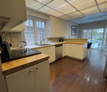 Upper Jarvis Casa | Huntley Inn