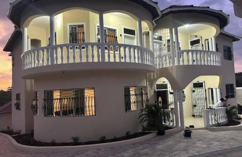 Stewart Town Casa | Huntley Mansion.6 Bedrooms-8 Beds-6 bathrooms.Pool