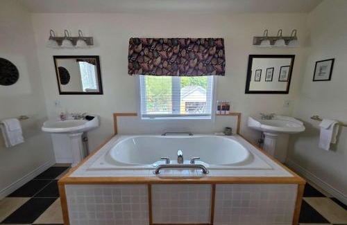 Hunts Point Apartamento | Hunts Point Rustic Coastal Retreat Deluxe Suite