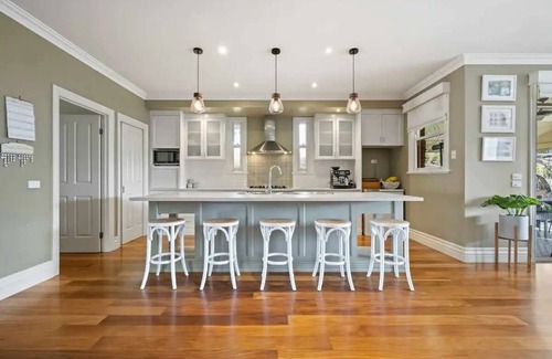Wodonga Casa | "Huonview" House on the Hill. Views for miles. 5 mins from CBD