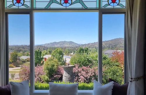 Wodonga Casa | "Huonview" House on the Hill. Views for miles. 5 mins from CBD