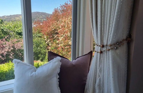 Wodonga Casa | "Huonview" House on the Hill. Views for miles. 5 mins from CBD