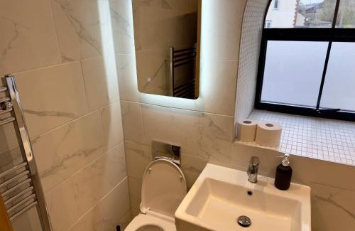 Gillingham Apartamento | Hurley - A Converted Church Luxe Apartment