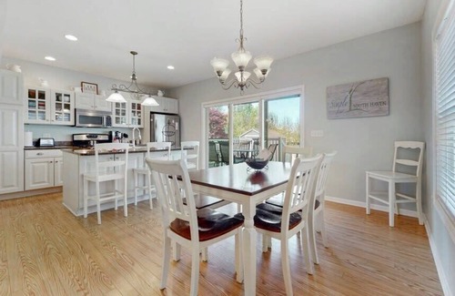 South Haven Casa | Huron Cottage, 3 Bedroom Near Downtown South Haven and Beach | Dog Pet Friendly