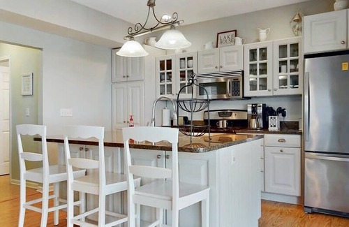 South Haven Casa | Huron Cottage, 3 Bedroom Near Downtown South Haven and Beach | Dog Pet Friendly