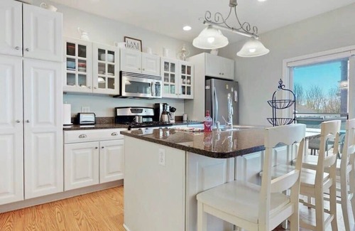 South Haven Casa | Huron Cottage, 3 Bedroom Near Downtown South Haven and Beach | Dog Pet Friendly