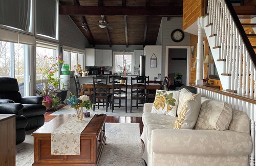 Ashfield-Colborne-Wawanosh Cabaña | Huron waterfront cottage 8bed/4bath 20+guests/Hotub/2pets/ outshower/beach.