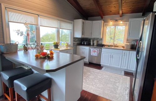 Ashfield-Colborne-Wawanosh Cabaña | Huron waterfront cottage 8bed/4bath 20+guests/Hotub/2pets/ outshower/beach.