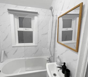 Hull Casa | Hush Haven Homes Short Stay & Serviced Accommodation for Contractors, Families & Workers - Free Parking & Fast WiFi - Near MKM Stadium, Royal Infirmary Hospital