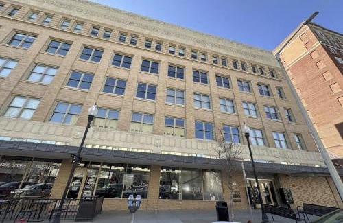Downtown Lincoln Apartamento | Husker Home TEN40 is in the heart of Downtown Lincoln where you can walk to Haymarket & UNL