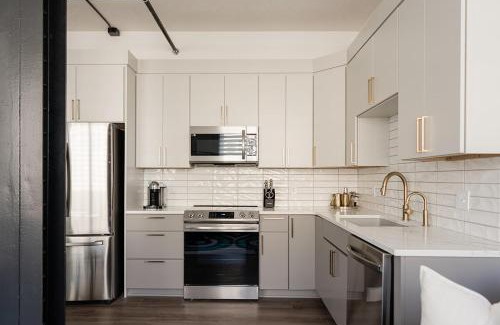 Downtown Lincoln Apartamento | Husker Home TEN40 is in the heart of Downtown Lincoln where you can walk to Haymarket & UNL