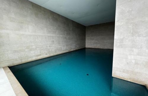 Ostend Hotel | Huswell - Beautiful apartment with communal pool and gym