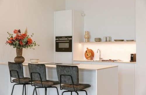 Ostend City Centre Apartamento | Huswell - Stunning seafront apartment with modern comforts and dike views