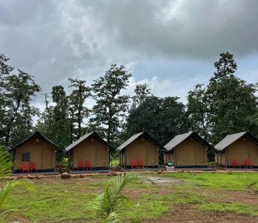 Ahwa Hotel | Huts And Hunters Resort Saputara