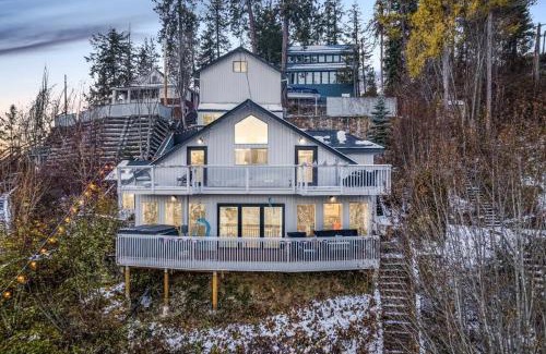 Newman Lake Casa | Huvila Haven Lake Front Home with Dock and Hot Tub