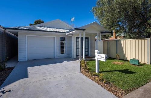 Central Mudgee Casa | 'Huxley House' An Elegant Mudgee Retreat with Backyard