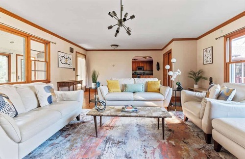 Poughkeepsie Casa | HV Spacious Retreat sleeps 13 w/Hot Tub