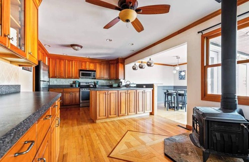Poughkeepsie Casa | HV Spacious Retreat sleeps 13 w/Hot Tub
