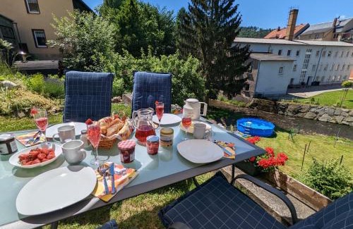 Sebnitz Apartamento | HW4B - Urlaubsmagie - Zentral mit Gemeinschaftsgarten, -Pool & -Sauna