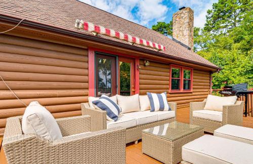 Semora Casa | Hyco Lake Escape with Deck and Dock Families Welcome!