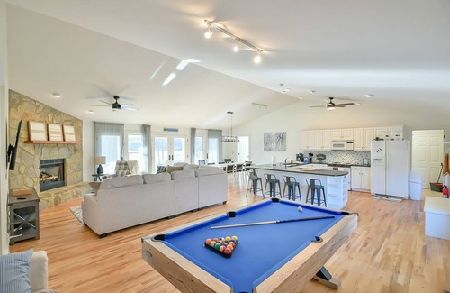 Semora Casa | Hyco Paradise / Hot tub / Lake-front / Fire-pit / Game-room / Incredible VIews