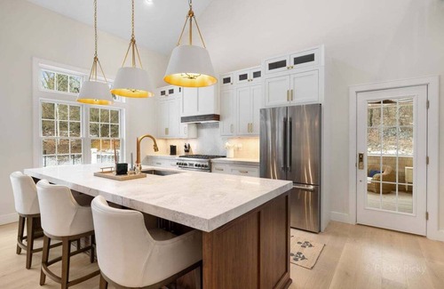 East Orleans Casa | Luxurious Orleans Estate with Pool, Cabana, Game Room, and Stunning Finishes: 236-O