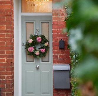 Hythe Casa | Hydrangea House - Luxury Hideaway with Hot Tub - Sleeps 10 - Pets Welcome!