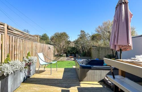Hythe Casa | Hydrangea House - Luxury Hideaway with Hot Tub - Sleeps 10 - Pets Welcome!