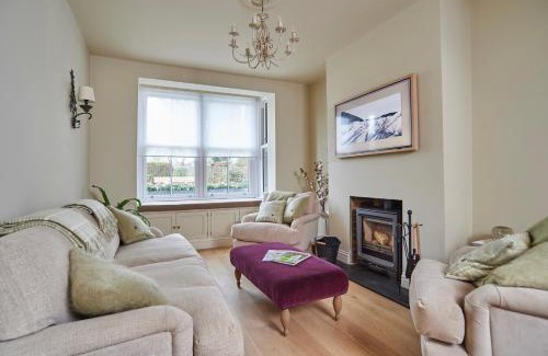 Hythe Casa | Hydrangea House - Luxury Hideaway with Hot Tub - Sleeps 10 - Pets Welcome!