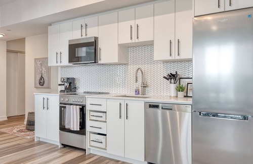 Kitchener Apartamento | Hydropool Spa HotTub/Bowling Alley/Patio/BBQ/Games - Gorgeous Corner Condo