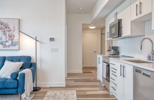Kitchener Apartamento | Hydropool Spa HotTub/Bowling Alley/Patio/BBQ/Games - Gorgeous Corner Condo