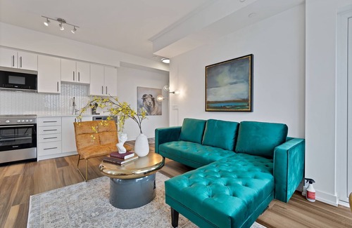 Kitchener Condominio | Hydropool Spa HotTub/Bowling Alley/Patio/BBQ/Games - Gorgeous Corner Condo