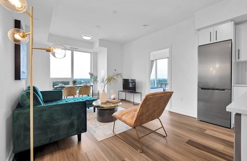 Kitchener Condominio | Hydropool Spa HotTub/Bowling Alley/Patio/BBQ/Games - Gorgeous Corner Condo