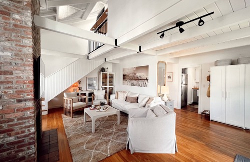 Marblehead Casa | Hygge carriage house in heart of Old Town Marblehead. Walk to everything MBHD!