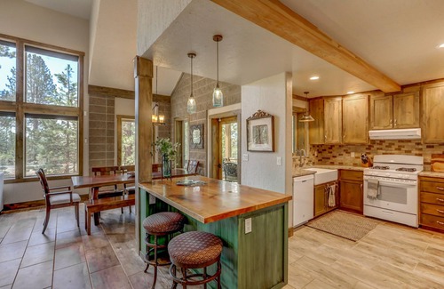 McCall Casa | Hygge Mountain Retreat - Hot tub - Patio - Fire pit - Wifi - 2 Kitchens - Family Retreat