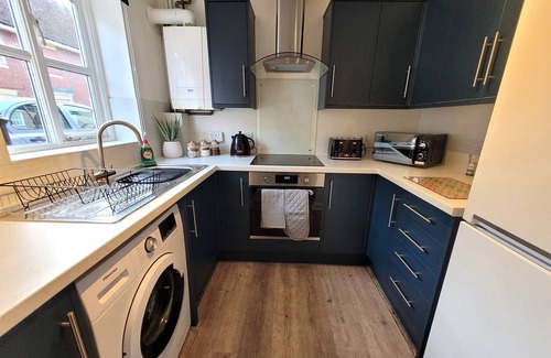 Colchester Casa | Hythe House – Stylish 3BR Stay Close to Colchester Centre & Transport