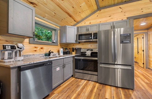 Gatlinburg - Pigeon Forge Cabaña | I Do: Romantic Smokies Cabin!