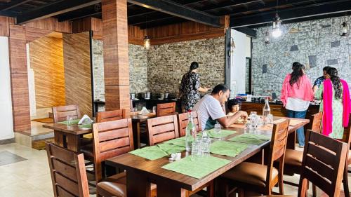 Valparai Complejo | Ibex Resorts, Valparai Tale Rock