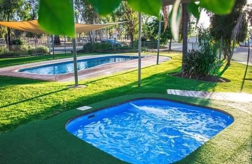 Strathmerton Cabina | IBIS Cabin, Sleeps 6, 3 bedroom, 1 x bathroom, living and kitchen,BBQ Deck Area.