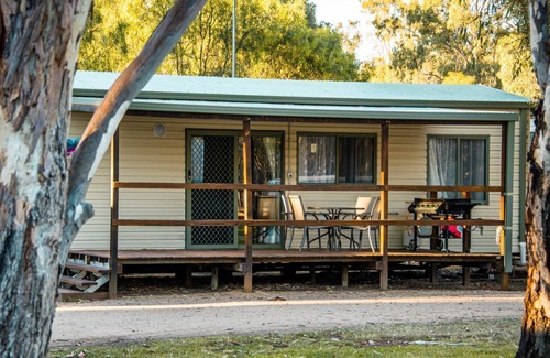 Strathmerton Cabina | IBIS Cabin, Sleeps 6, 3 bedroom, 1 x bathroom, living and kitchen,BBQ Deck Area.