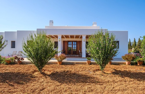 Sant Carles de Peralta Casa | Casa rural ibicenca con porche, jardín, solarium y Wi-Fi