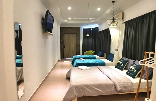 Downtown George Town Casa | iBook6 Deluxe Family Suite for 4 by iBook Homestay