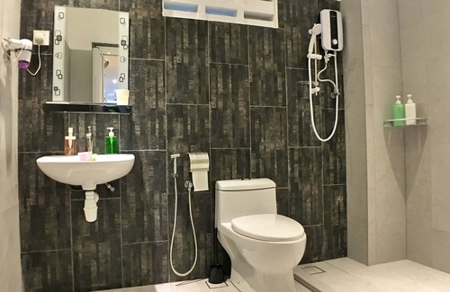 Downtown George Town Casa | iBook6 Deluxe Family Suite for 4 by iBook Homestay