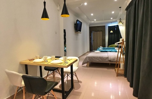 Downtown George Town Casa | iBook6 Deluxe Family Suite for 4 by iBook Homestay