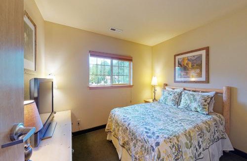 Downtown Leavenworth Apartamento | Icicle Village Resort 507 & 508: Alpine Reflections