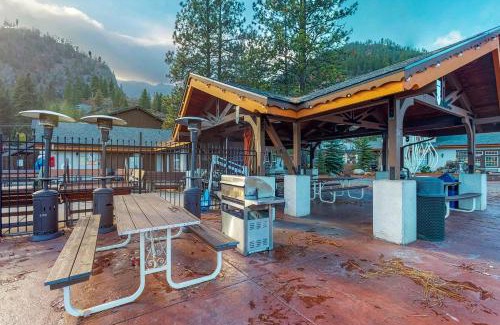 Downtown Leavenworth Casa | Icicle Village Resort 508: Alpine Aurora