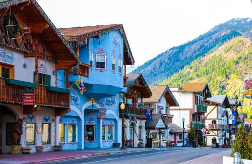 Downtown Leavenworth Casa | Icicle Village Resort 508: Alpine Aurora