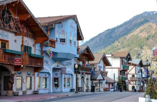 Downtown Leavenworth Casa | Icicle Village Resort 402: Juniper Studio