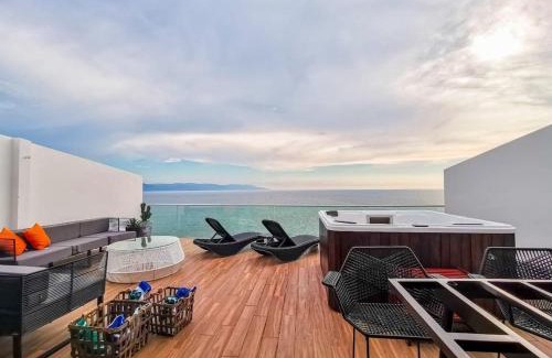 Marina Vallarta Apartamento | Icon Vallarta- PH rooftop with Jacuzzi!